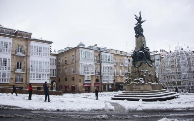 La plaza de la Virgen Blanca, cubierta de nieve.