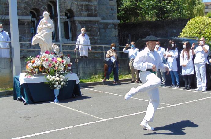 A su partida del centro hospitalario, la Virgen fue agasajada con el aurresku de honor.