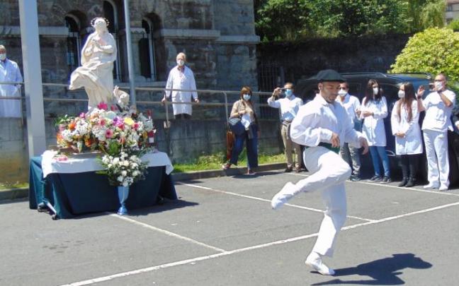 A su partida del centro hospitalario, la Virgen fue agasajada con el aurresku de honor.