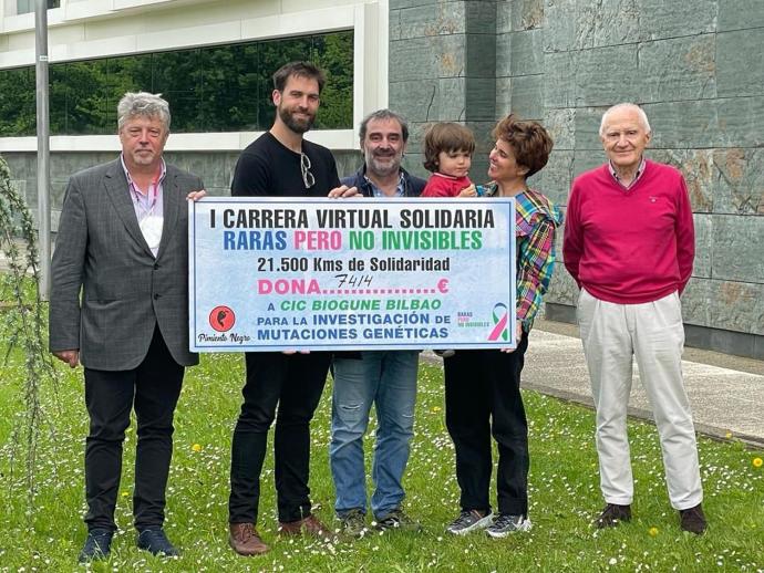 Virginia Berasategi entrega el cheque con el dinero recaudado en favor de las enfermedades raras.