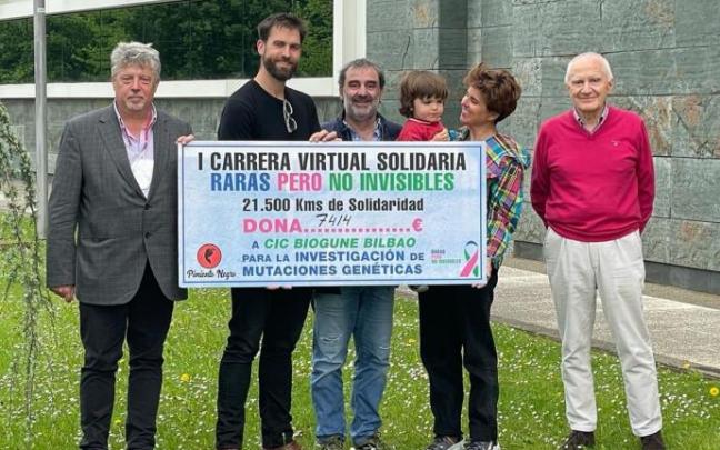 Virginia Berasategi entrega el cheque con el dinero recaudado en favor de las enfermedades raras. Virginia Berasategi entrega el cheque con el dinero recaudado en favor de las enfermedades raras.