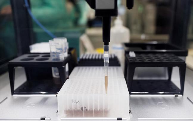 Probetas de pruebas PCR en el Laboratorio de Microbiología del Hospital público Gregorio Marañón.