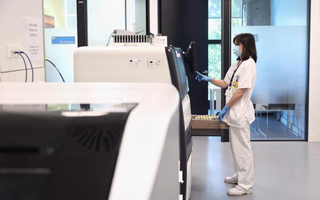 Una técnico de laboratorio trabaja con pruebas PCR en el Hospital Gregorio Marañón.