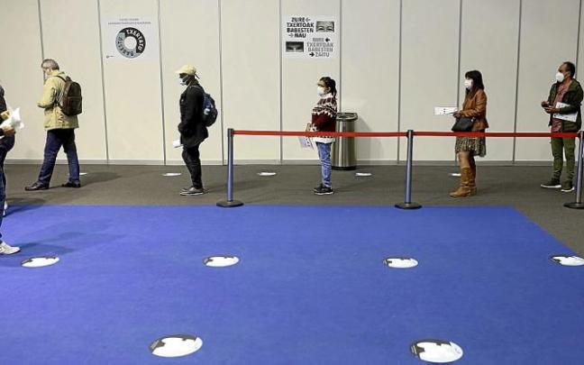 Cada día miles de personas pasan por el pabellón 6 del BEC para recibir la vacuna contra el covid-19. Foto: Borja Guerrero