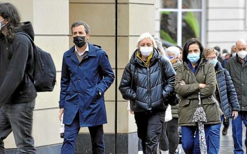 Un grupo de personas protegidas con mascarillas camina por la calle. Foto: Oskar González