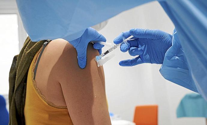 Una joven recibe una dosis de la vacuna contra la covid-19. Foto: E.P.