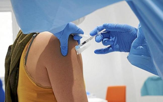 Una joven recibe una dosis de la vacuna contra la covid-19. Foto: E.P.