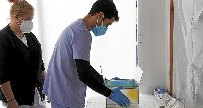 Un sanitario prepara una dosis de la vacuna contra el covid para inyectársela a un trabajador de una residencia de mayores. Foto: Alex Larretxi