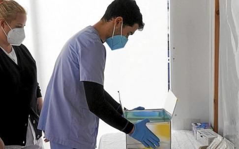 Un sanitario prepara una dosis de la vacuna contra el covid para inyectársela a un trabajador de una residencia de mayores. Foto: Alex Larretxi