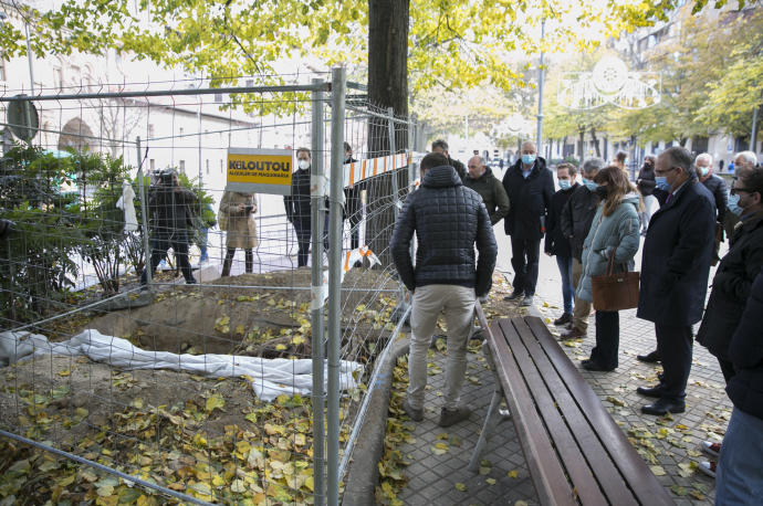 Los integrantes de la Comisión de Urbanismo visitando los trabajos en el arbolado del paseo.