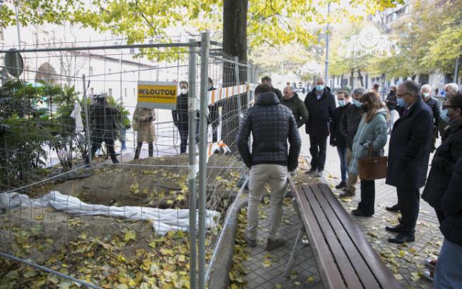 Los integrantes de la Comisión de Urbanismo visitando los trabajos en el arbolado del paseo.