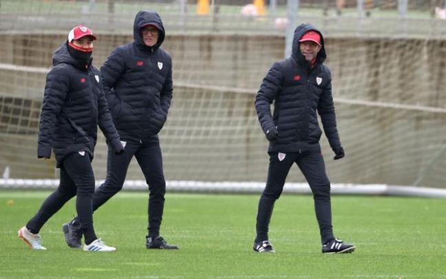 Sergio García, Bruno Uría y Marcelino García Toral, durante el entrenamiento de ayer lunes en Lezama.