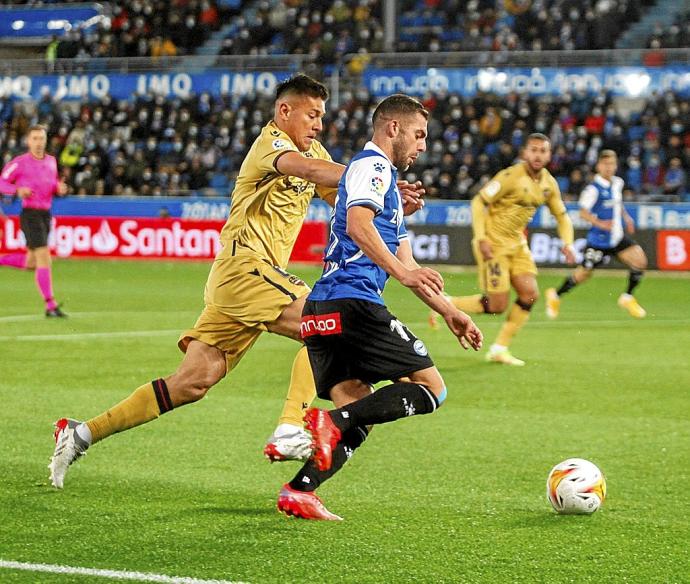 Luis Rioja intenta marcharse de Óscar Duarte durante el partido entre el Alavés y el Levante disputado en Mendizorroza esta temporada. Foto: Jorge Muñoz