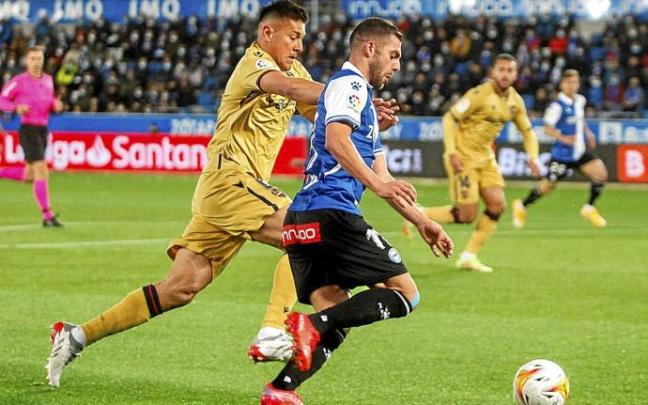 Luis Rioja intenta marcharse de Óscar Duarte durante el partido entre el Alavés y el Levante disputado en Mendizorroza esta temporada. Foto: Jorge Muñoz