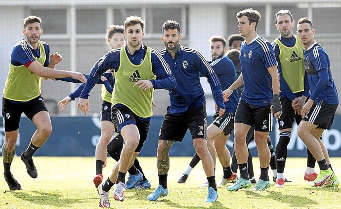 Los jugadores de Osasuna, trabajando la estrategia durante el entrenamiento que completaron en la mañana de ayer en las instalaciones de Tajonar. Foto: Club Atlético Osasuna