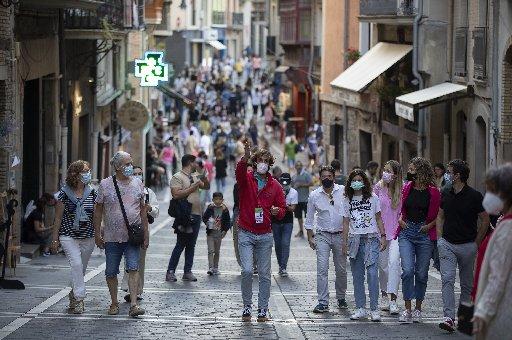 El grupo se dirige a la Catedral por la calle Curia