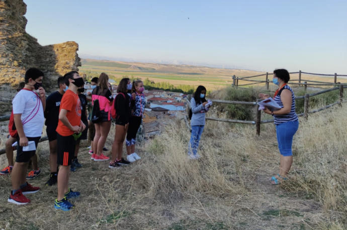 Un grupo de jóvenes durante una visita guiada por el término municipal falcesino