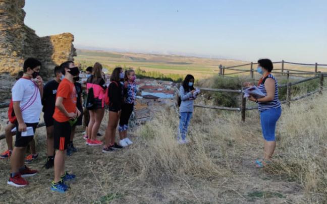 Un grupo de jóvenes durante una visita guiada por el término municipal falcesino Un grupo de jóvenes durante una visita guiada por el término municipal falcesino