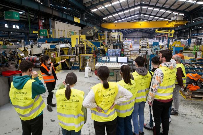 Los estudiantes reciben explicaciones en el interior de la fábrica