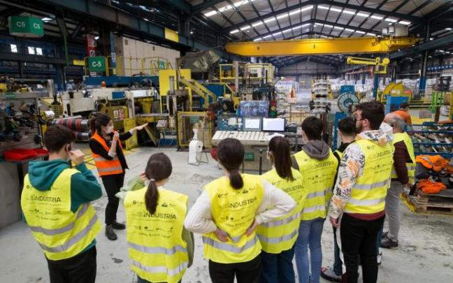 Los estudiantes reciben explicaciones en el interior de la fábrica Los estudiantes reciben explicaciones en el interior de la fábrica