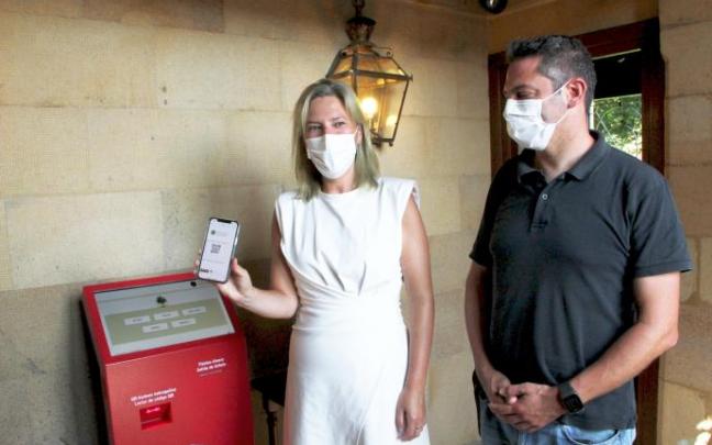 La presidenta de las Juntas Generales, Ana Otadui, ha presentado el nuevo sistema de reservas de las visitas junto a Emilio Lobato La presidenta de las Juntas Generales, Ana Otadui, ha presentado el nuevo sistema de reservas de las visitas junto a Emilio Lobato