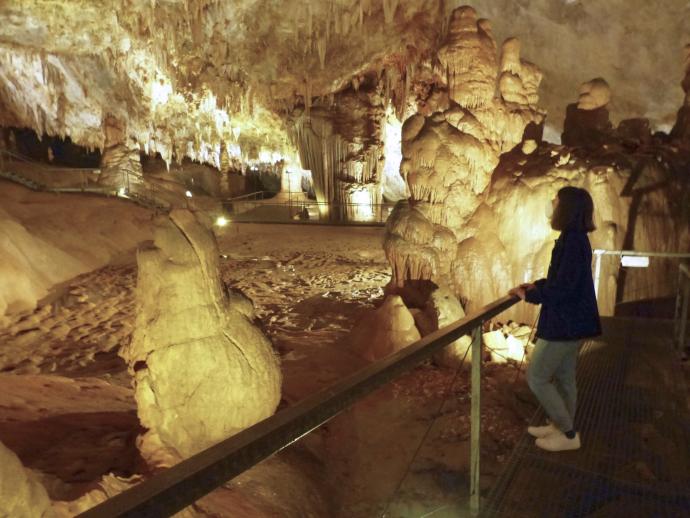 La cueva de Karrantza y sus estalactitas excéntricas se descubrieron hace 64 años.