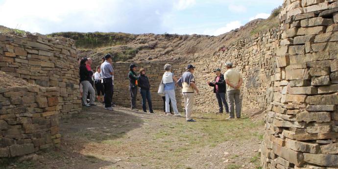 Participantes en una de las visitas guiadas realizadas a Arrola, uno de los puntos de mayor interés arqueológico de Busturialdea.