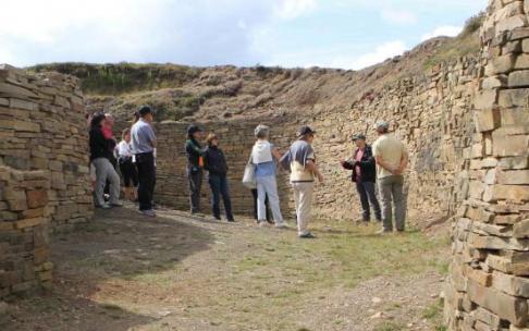Participantes en una de las visitas guiadas realizadas a Arrola, uno de los puntos de mayor interés arqueológico de Busturialdea. Participantes en una de las visitas guiadas realizadas a Arrola, uno de los puntos de mayor interés arqueológico de Busturialdea.