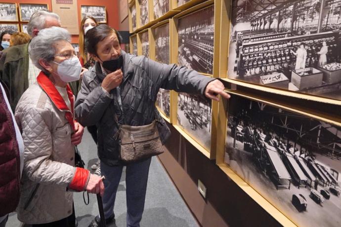 La exposición contiene fotografías y objetos de diferentes épocas.