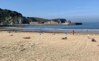 El turismo se recupera en la villa mientras su playa consigue la Q de Calidad Turística.