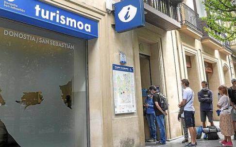 Las colas, como esta de ayer, han vuelto a la oficina de turismo del Boulevard.