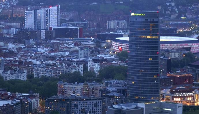 A la derecha, la Torre Iberdrola, el edificio que más balizas iluminadas mantiene, y a la izquierda, luces rojas del cuarto rascacielos levantado en Garellano.