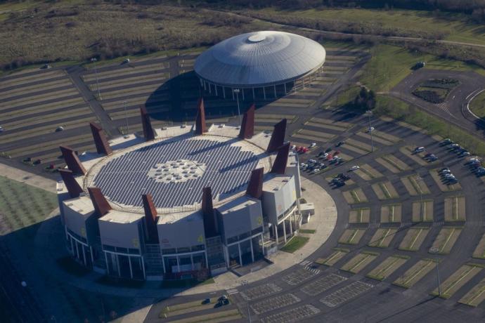 Vista aérea del Buesa Arena junto al aparcamiento.