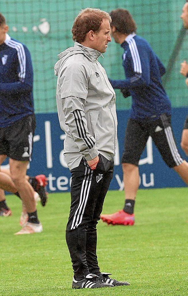 Jagoba Arrasate, durante el entrenamiento que completó ayer Osasuna en las instalaciones de Tajonar.