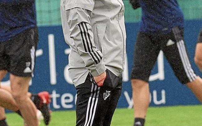 Jagoba Arrasate, durante el entrenamiento que completó ayer Osasuna en las instalaciones de Tajonar.
