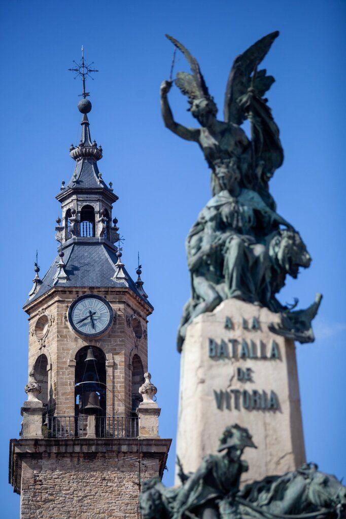 Vista de la torre de San Miguel con el monumento de la Batalla de Vitoria de fondo.