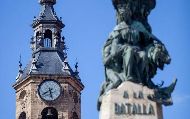 Vista de la torre de San Miguel con el monumento de la Batalla de Vitoria de fondo.