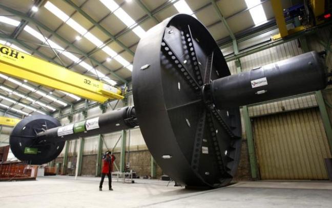 Una de las boyas de aprovechamiento de la energía de las olas que se transforma en energía eléctrica en una central hidroeléctrica de Santander.