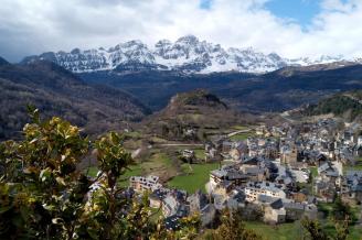 La vista sobre Panticosa y sus alrededores desde el Miraqdor de O'Calvé es un aliciente más para hacer este recorrido.