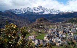 La vista sobre Panticosa y sus alrededores desde el Miraqdor de O'Calvé es un aliciente más para hacer este recorrido.