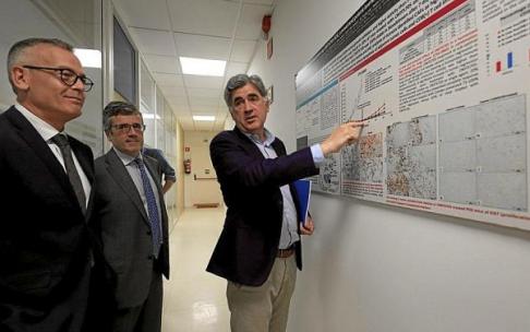 Laureano Simón, fundador de Oncomatryx, junto a Manuel Sanz, y Pedro Esnaola. Foto: Juan Lazkano
