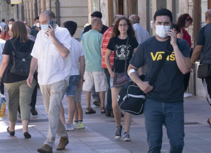 Personas por las calles de Vitoria