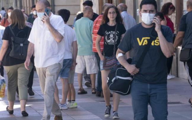 Personas por las calles de Vitoria