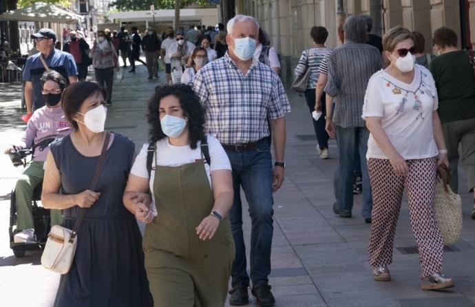 Varias personas caminan por la calle en Vitoria