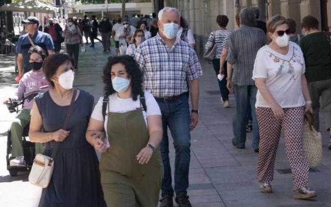 Varias personas caminan por la calle en Vitoria