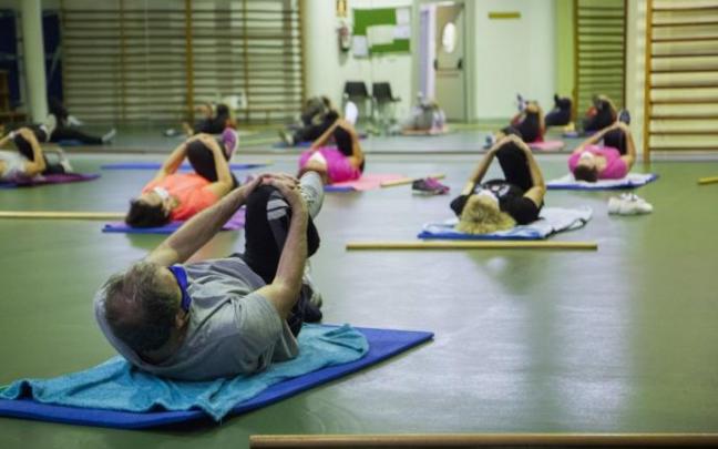 Asistentes a una clase de estiramientos para mayores
