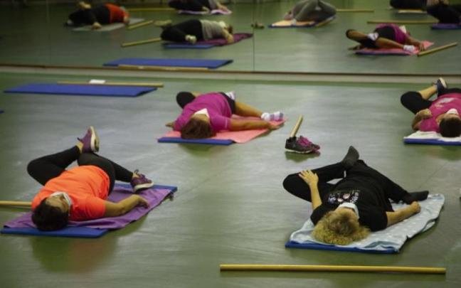 Asistentes a una clase de estiramientos para mayores en Vitoria