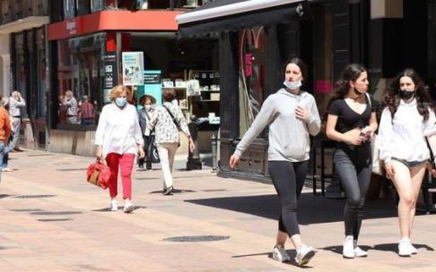 Jóvenes paseando por Gasteiz