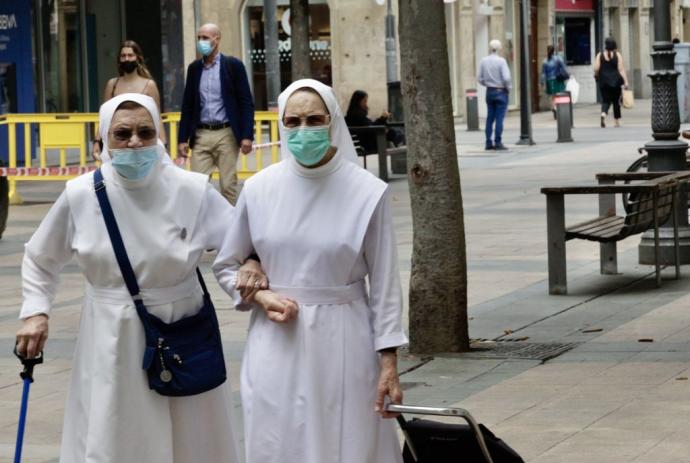 Dos monjas caminan por Vitoria con mascarilla