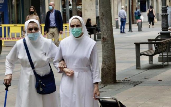 Dos monjas caminan por Vitoria con mascarilla